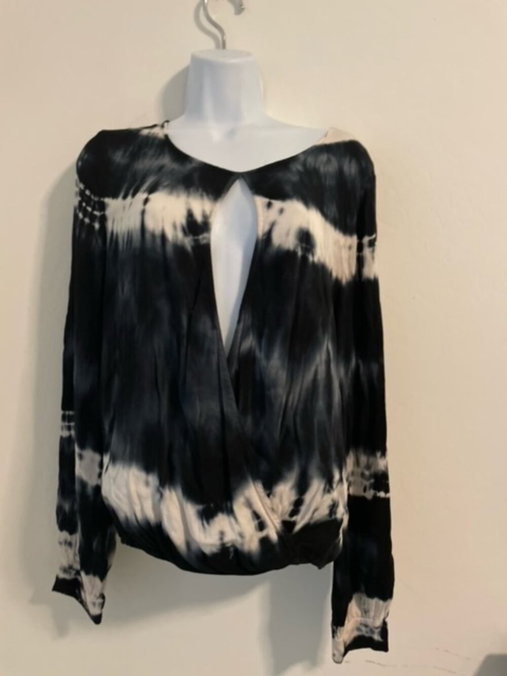 Young Fabulous and Broke Tie Dye Faux Wrap Keyhole Blouse Top Size M Navy EUC